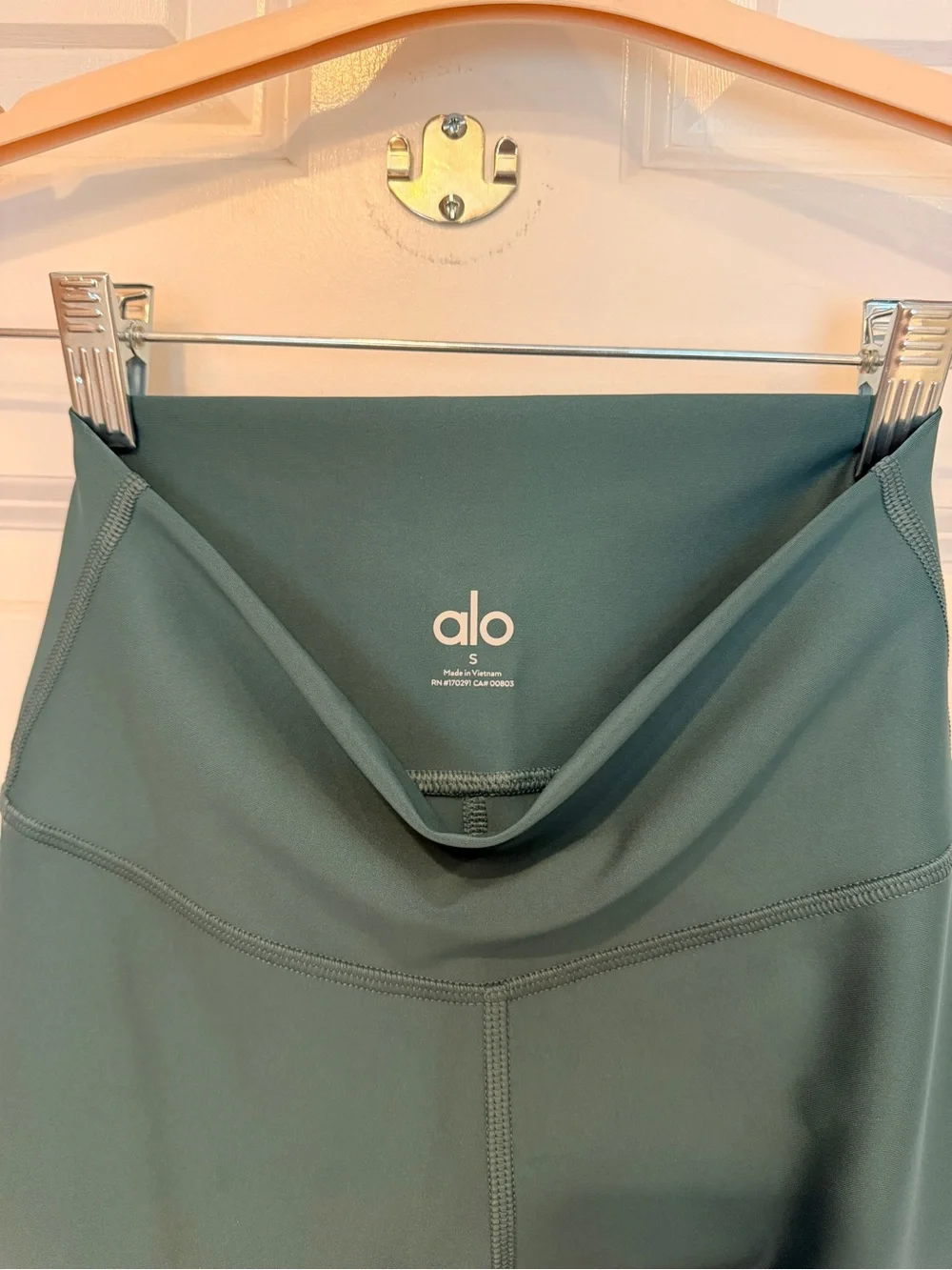 NWT ALO Yoga 7/8 Airlift High Waist Leggings in Winter Ivy Green size small